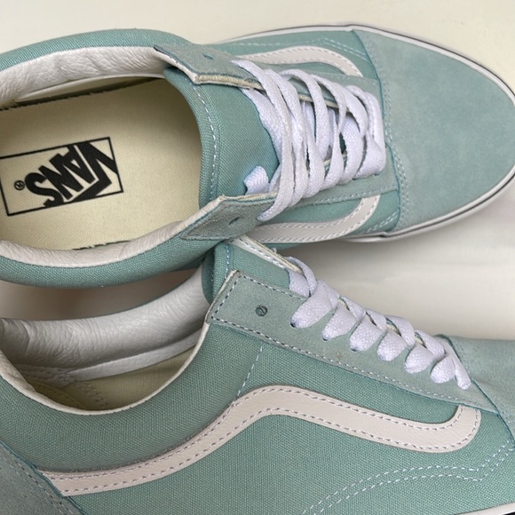 Vans WMNS Old Skool Color Theory Canal Biue
VN0007NTH70
Sneakers - Picture 3 of 16